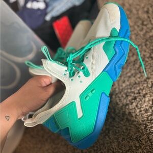 Nike Kids Sneakers in Teal, Aqua & Blue